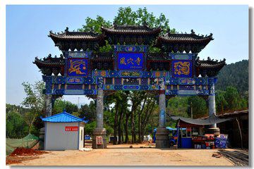 男子寺庙旅游玩倒立,不小心跌落30米陡坡,网友 佛祖保佑